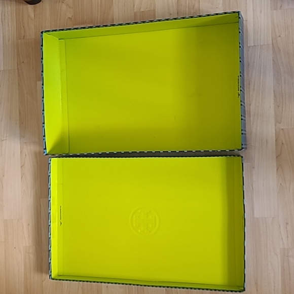 Tory Burch Large Empty Gift Box, Tall Boot Box  22 1/4” x 14 1/4” x 4 1/4” - Picture 4 of 9
